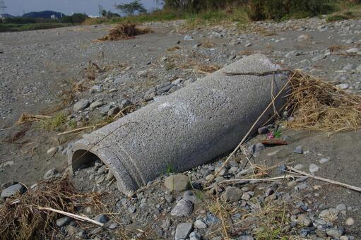 河川敷の漂着物 河川敷の漂着物の写真