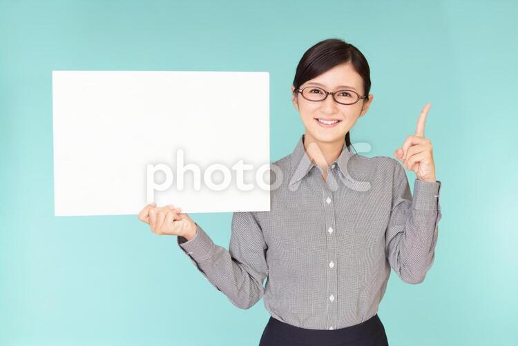 ホワイトボードを持つ笑顔の女性 日本人,女性,人物の写真素材