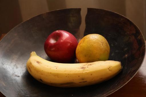 皿にバナナとリンゴとオレンジのフルーツ 皿,バナナ,リンゴの写真素材