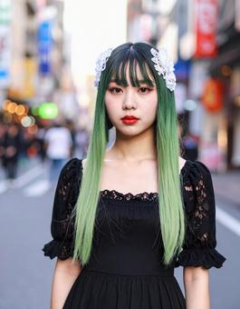 地雷系女子・都心に現る緑子さん見つめる 地雷系女子・都心に現る緑子さん見つめるの写真