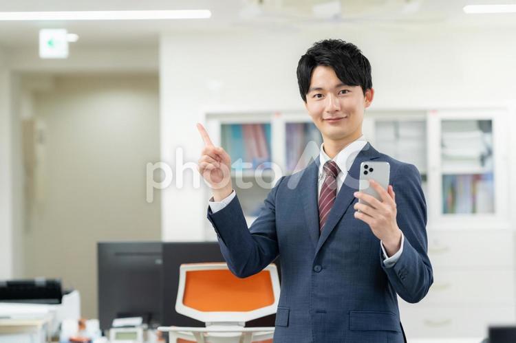 オフィスで働く男性のビジネスマン ビジネス,新入社員,オフィスの写真素材