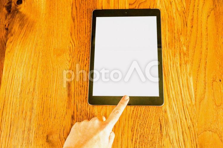 タブレットを使うイメージ 画面部分白抜き iPad 端末  ipad,タブレット,動画の写真素材