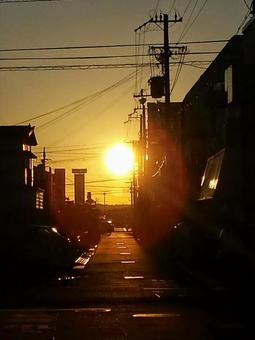 夕日が沈む街の風景 夕日が沈む街の風景の写真