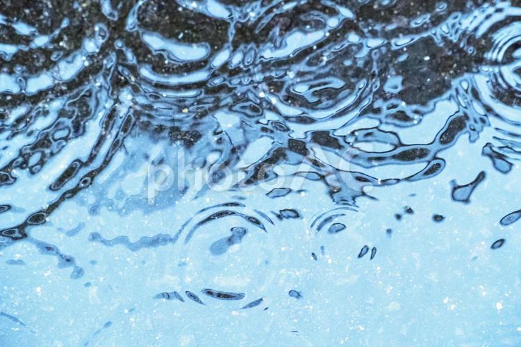 水たまり　波紋　ゆらぎ 雨,梅雨,水たまりの写真素材