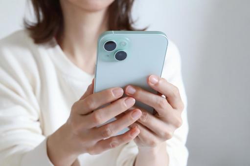 スマートフォンを見る女性 スマートフォンを見る女性 スマホ,スマートフォン,アイフォンの写真素材