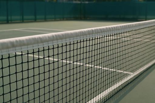 テニスネットとラインマーカーの写真
