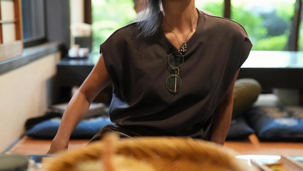 脚をくずす女性 脚をくずす女性 女性,飲食店,夏の写真素材