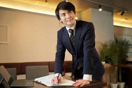 考慮餐廳翻新計劃的銷售人員, JPG 考慮餐廳翻新計劃的銷售人員, JPG