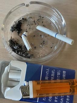 煙草 煙草 煙草,灰皿,吸殻の写真素材