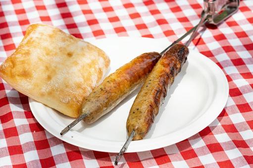 紙皿のソーセージとパン ソーセージ,パン,串の写真素材