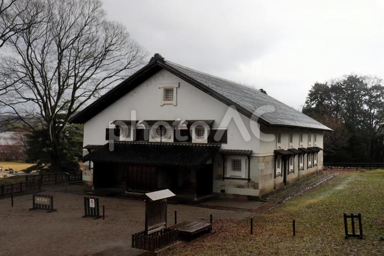 金沢城・鶴丸倉庫は国指定重要文化財（雨） 鶴丸倉庫,国指定重要文化財,金沢城の写真素材
