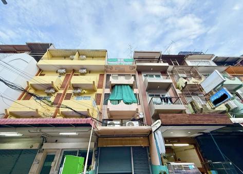 バンコクのローカルなアパート群と空模様 バンコクのローカルなアパート群と空模様 バンコク,アパート,青空の写真素材