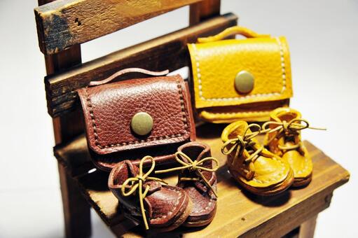 ミニチュアサイズのかわいい革の小物 ミニチュアサイズ,ハンドメイド,カバンの写真素材