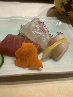 お刺身盛り合わせ　３点盛　旅館の夕食 まぐろ,鯛,平貝の写真素材