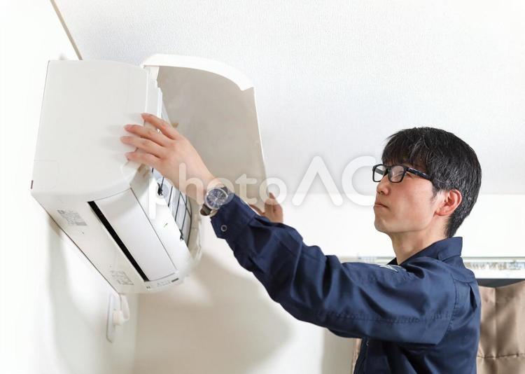 エアコンを設置している作業員 エアコン,設置,業者の写真素材