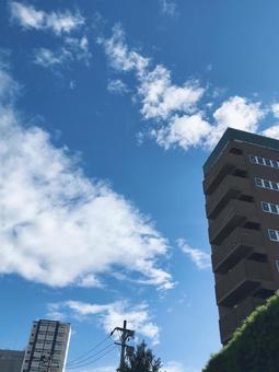 青空と雲、マンション 青空と雲、マンション 青空,雲,龍神雲の写真素材