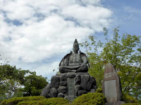 8月の源氏山公園・源頼朝坐像 8月の源氏山公園・源頼朝坐像 銅像,彫像,人物像の写真素材