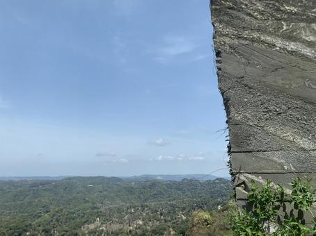 断崖の端から見渡す広大な山並みの風景 断崖の端から見渡す広大な山並みの風景の写真