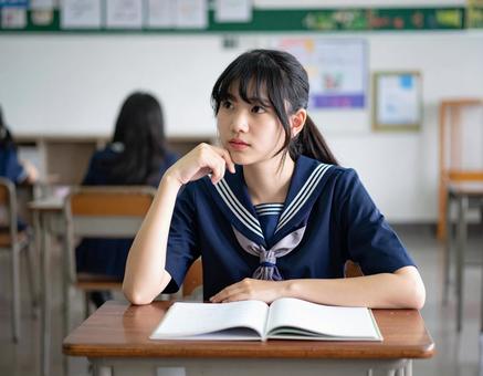 授業中に悩むセーラー服の女子学生 授業中に悩むセーラー服の女子学生の写真