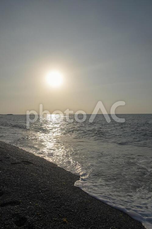 海岸　そろそろ夕暮れ 夏,海,太陽の写真素材