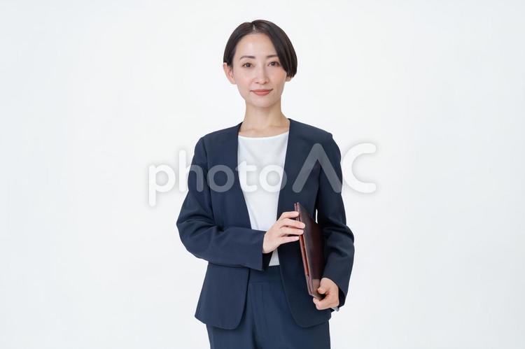 スーツを着たショートヘアーの女性 ビジネス,女性,ビジネスウーマンの写真素材