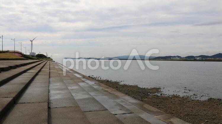 豊橋 三河臨海緑地 川辺から臨む風車と河口 三河臨海緑地,風車,川岸の写真素材