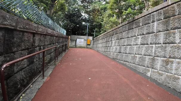 東京都港区高輪3丁目の坂　洞(ほら)坂 道,赤,坂の写真素材