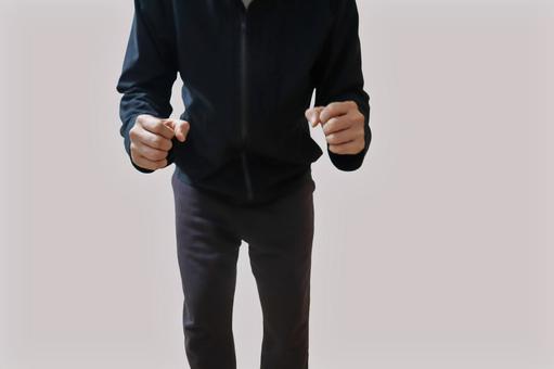 前傾姿勢で話しかける男性の上半身の写真