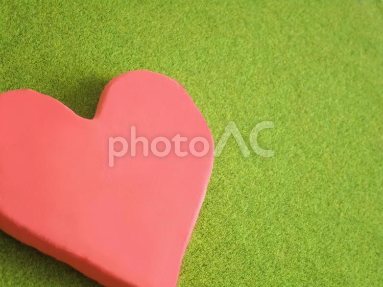 芝生とピンクのハート ハート,芝生,ピンクの写真素材