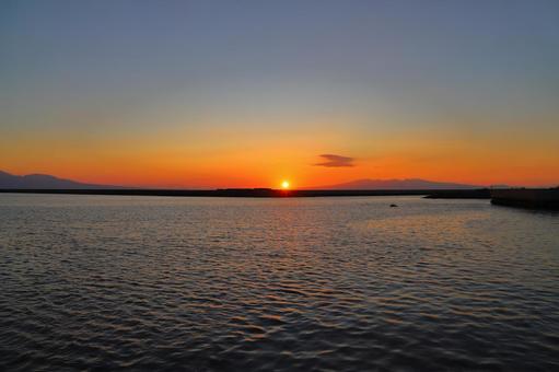 長洲港から眺める夕日 夕日,夕焼け,オレンジ色の写真素材
