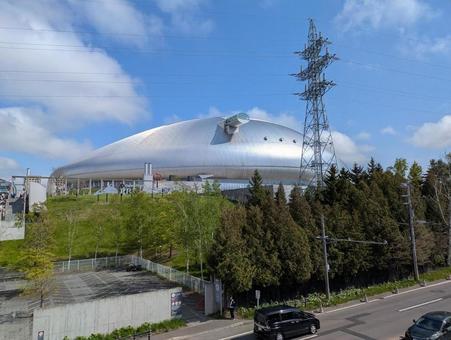 5月新緑の青空と札幌ドーム 5月新緑の青空と札幌ドーム 札幌ドーム,野球場,新緑の写真素材