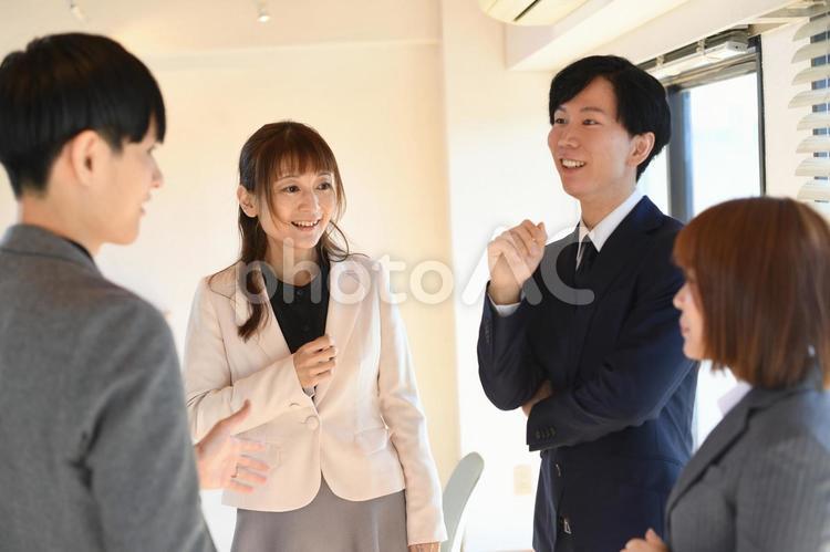 笑顔で会話をする男女のビジネスパーソン ビジネス,ビジネスウーマン,ビジネスマンの写真素材