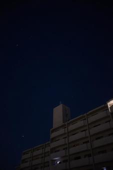 夜のマンション 夜のマンション 夕景,夕方,黄昏の写真素材