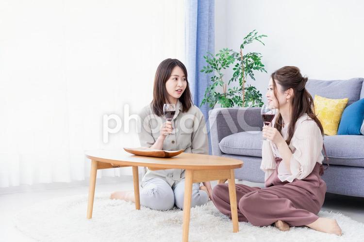 おうちで女子会をする若い女性たち 日本人,友人,友情の写真素材