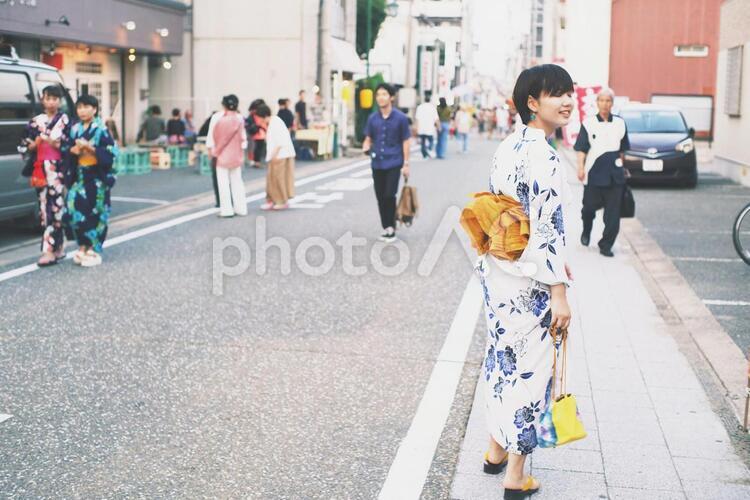 お祭りと浴衣の女の子 後ろ姿,後姿,歩くの写真素材
