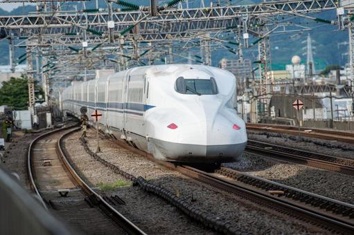 駅を通過する東海道山陽新幹線N700A 駅を通過する東海道山陽新幹線N700Aの写真