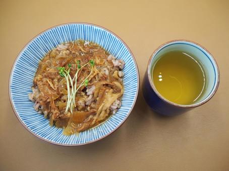 すき焼きのせ雑穀ごはん＆お茶・お家ごはん すき焼き,雑穀ごはん,お家ごはんの写真素材
