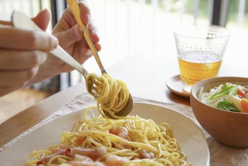 美味しそうなパスタを食べる女性 美味しそうなパスタを食べる女性の写真