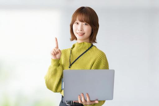 パソコンを持つ女性・ビジネスウーマン パソコンを持つ女性・ビジネスウーマン 女性,パソコン,笑顔の写真素材