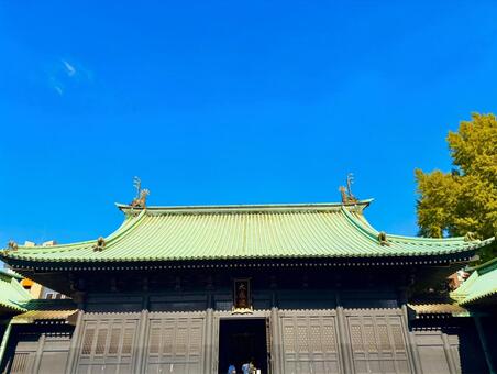 秋の湯島聖堂の本堂とブルースカイ 湯島聖堂,寺,お堂の写真素材