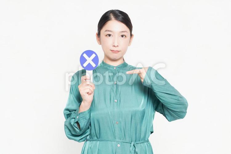 NGのプレートを持っている主婦 ng,ダメ,女性の写真素材
