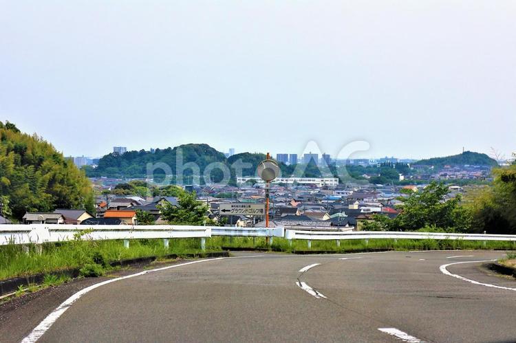 山の坂道から街並みを望む 道路,坂,坂道の写真素材