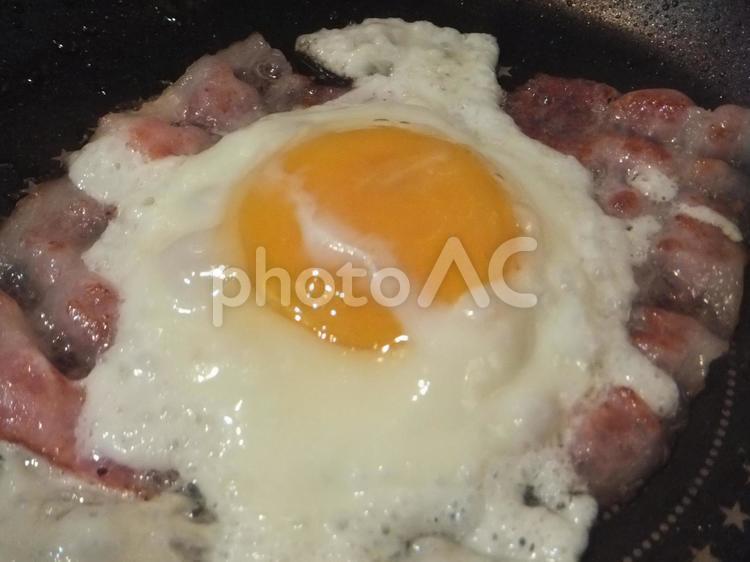 ベーコンと目玉焼き　ズーム ベーコン,目玉焼き,ハムエッグの写真素材