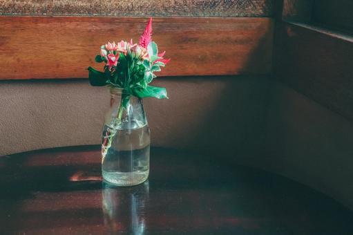 テーブルの花(ノスタルジック)1 花,庭の花,飾るの写真素材