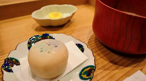 小皿に置かれた可愛らしい和菓子 和菓子,和スイーツ,菓子の写真素材