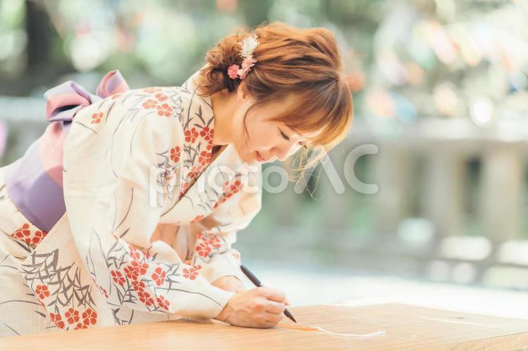 短冊に願いを書く浴衣姿の女性 七夕,短冊,書くの写真素材