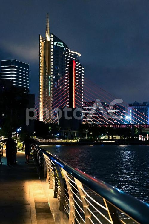 上海・夜の街並み 上海,川沿い,夜の写真素材