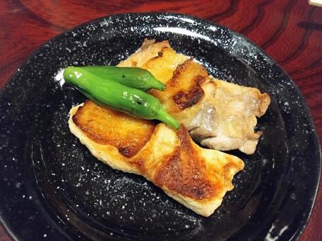 鶏の岩盤焼 鶏の岩盤焼 岩盤焼,鶏,しし唐の写真素材