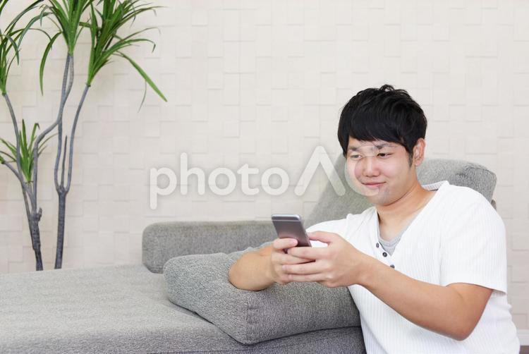 スマホを持つ男性 スマホ,スマートフォン,アイフォンの写真素材