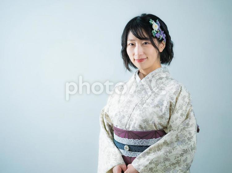 10：洋風な花柄小紋（着物）を着る女性 女性,日本人,着物の写真素材